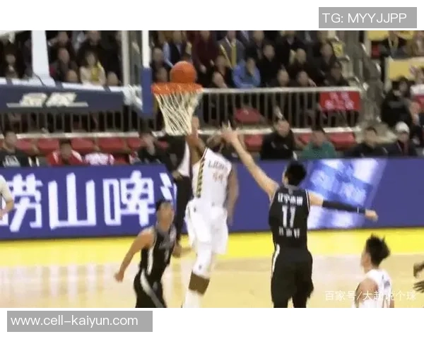 这浮夸的演技！广厦队孙铭徽对位史蒂芬森突然倒地，篮球场的戏剧与真相